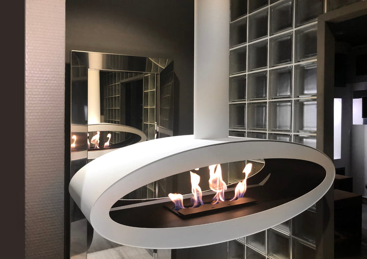 bioethanol-haengekamin-deckenmontage-tube-2side-weiss-ethanolkamin-decke-zweiseitig-offen-raumteiler-mit-flammen-in-modernen-wohnzimmer-vor-spiegelwand